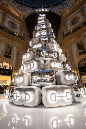 È polemica sull'albero di Natale di Gucci in Galleria 